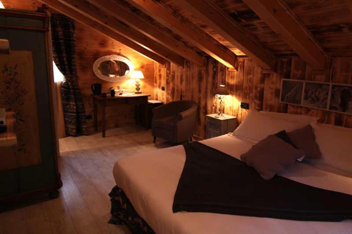 Hotel Letterario Locanda Collomb La Thuile Exterior photo