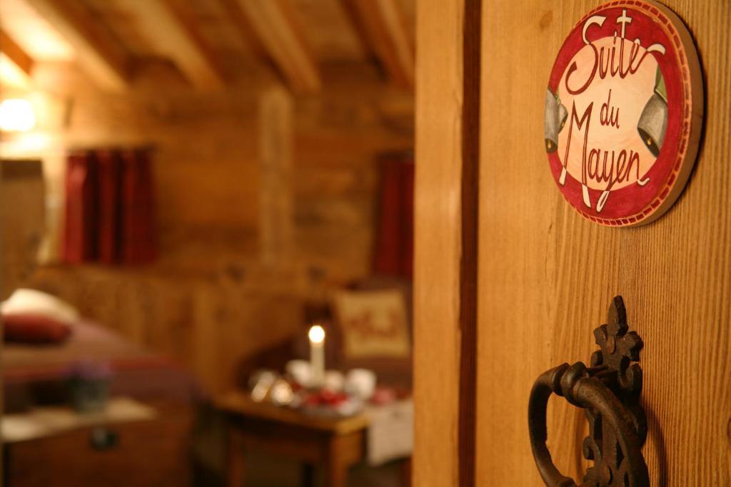 Hotel Letterario Locanda Collomb La Thuile Exterior photo